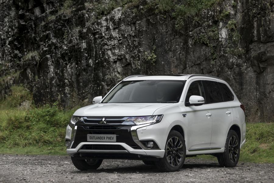  Mitsubishi Outlander PHEV 2015 года  (UK) (фото 20 из 31)